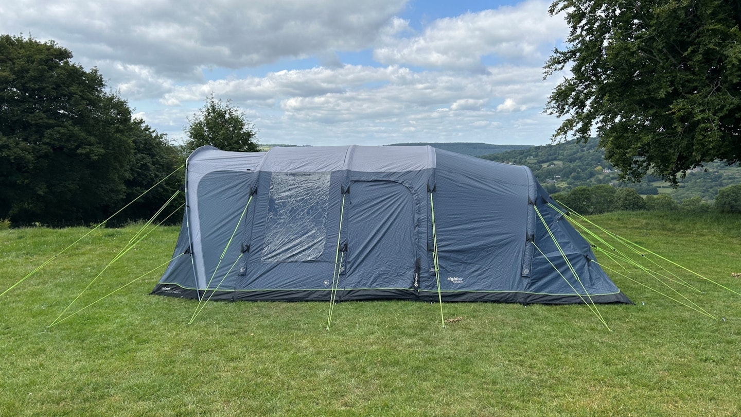 Four air beams and one pole create the structure