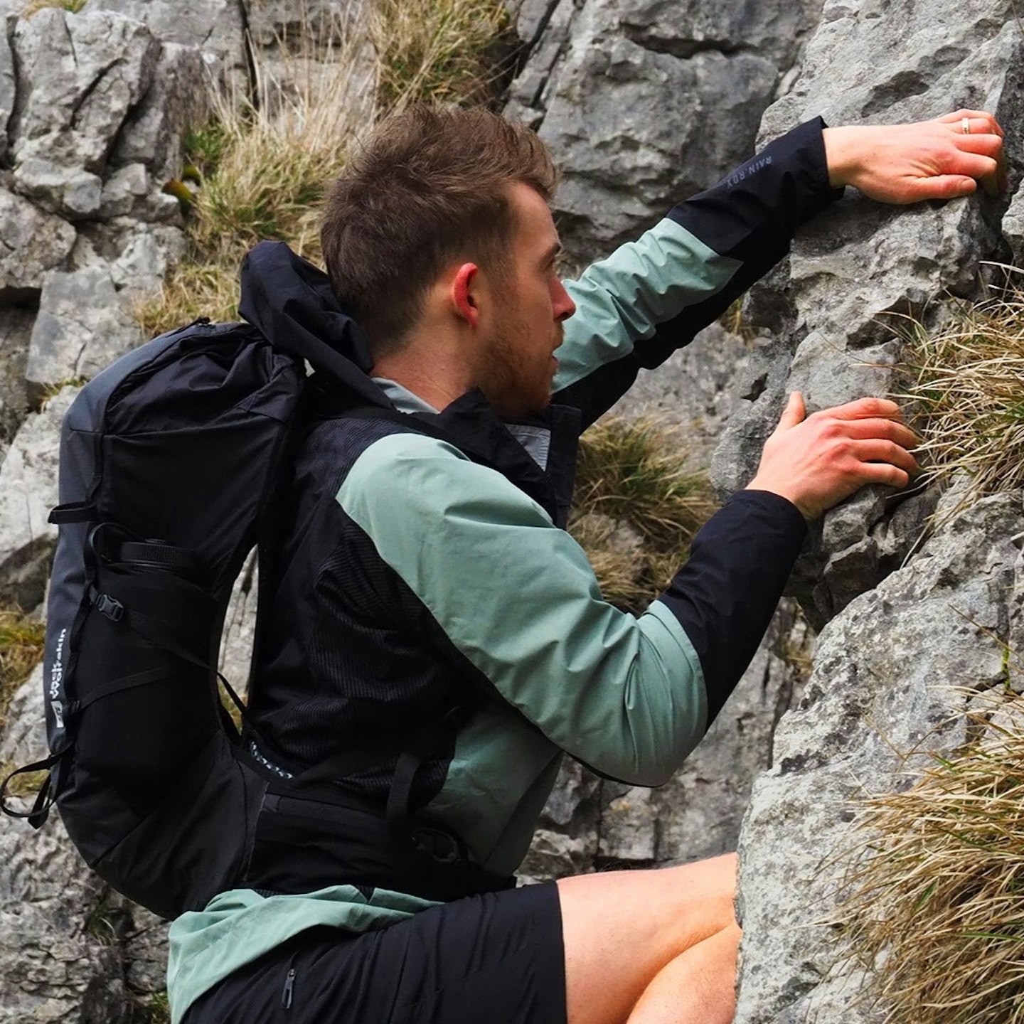 Hiker scrambling wearing Jack Wolfskin Prelight Vent 20