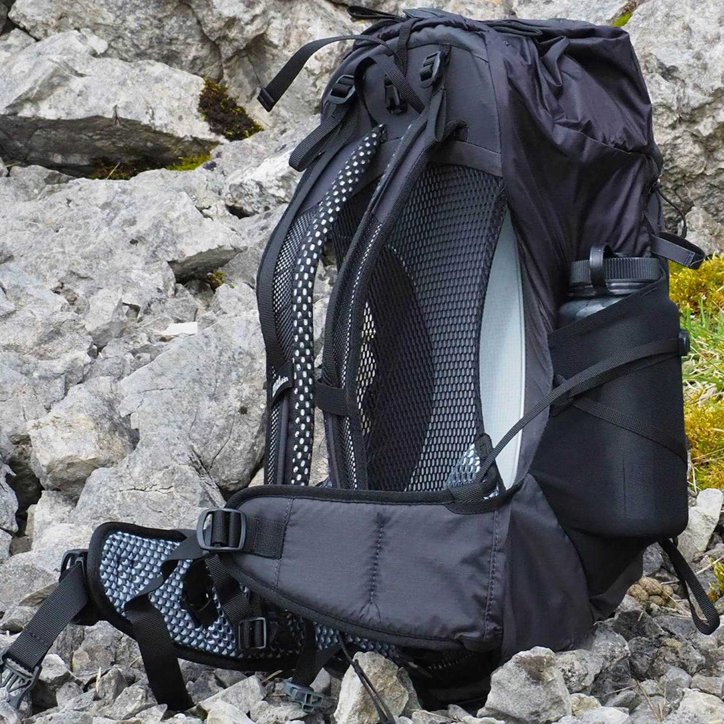 Jack Wolfskin Prelight Vent 20 rear 3/4 view showing back panel and shoulder straps