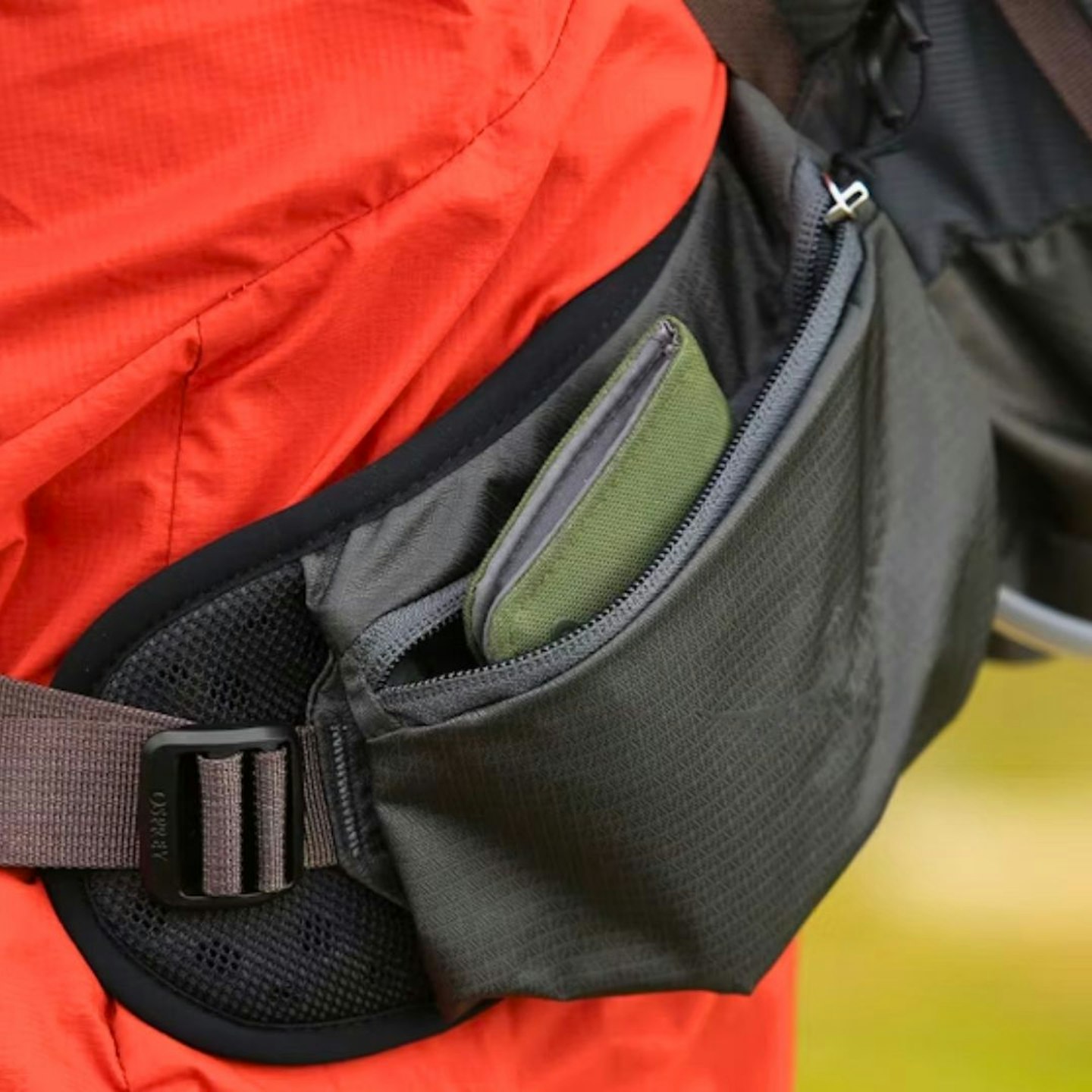 Osprey Talon 22 hip belt and pocket