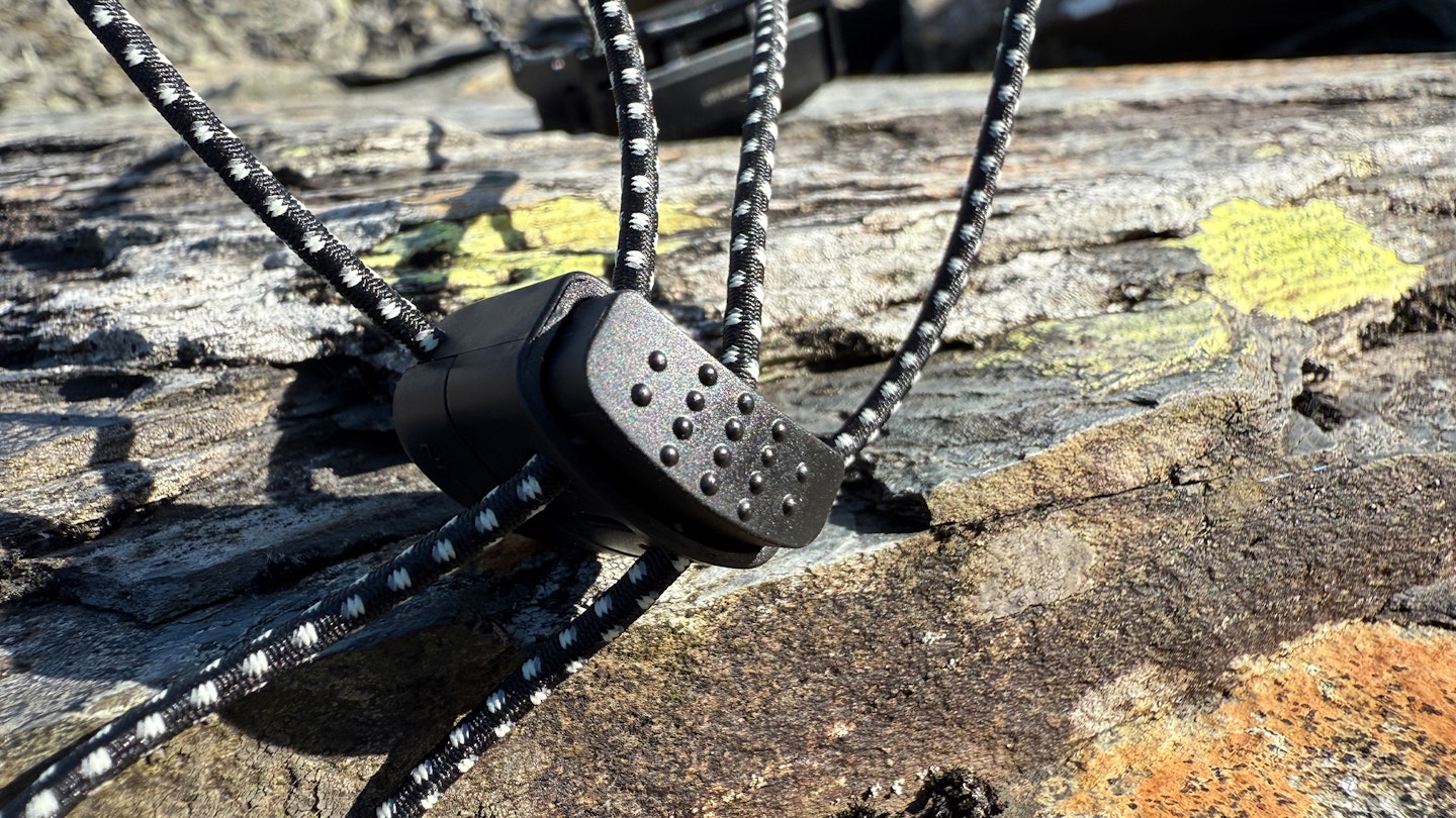 strap on Nitecore NU25 MCT UL Head Torch