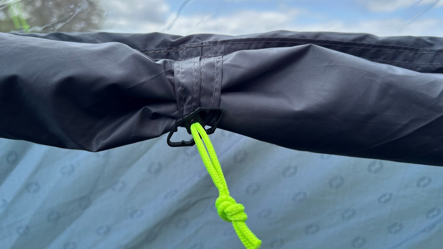 The adjustable toggles on the tie offs are a nod to the premium feel